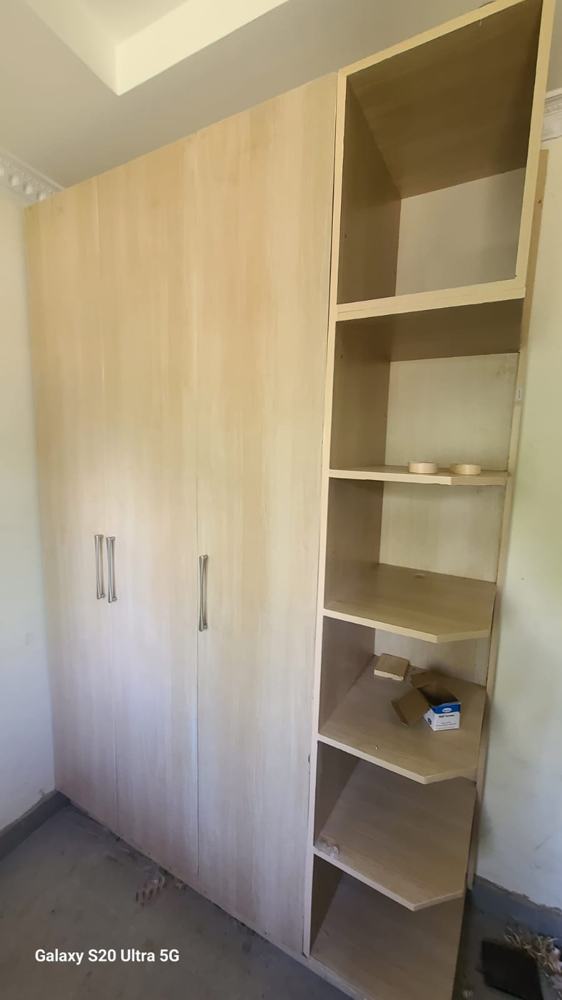 Built-in wardrobe with corner shelving